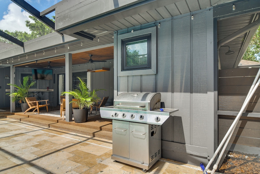 2 Blocks to Golf Course: Spacious Tampa Home!