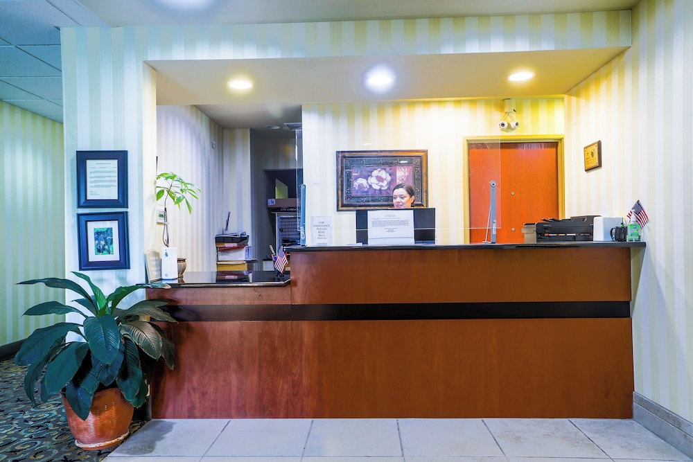 Evansville Inn & Suites By OYO