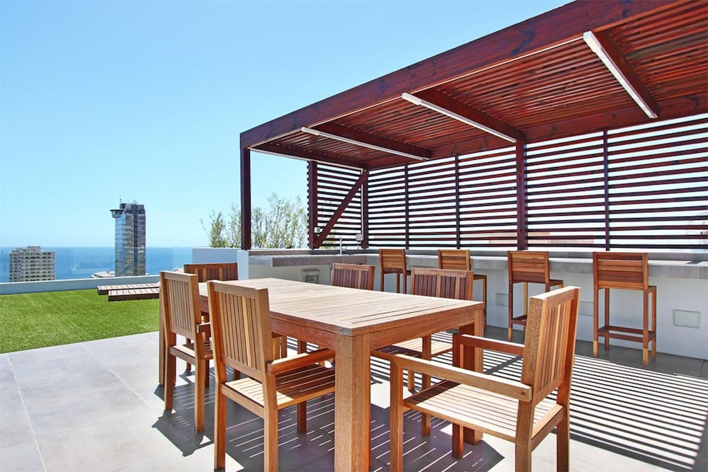Bright 2bed in Sea Point w Sea Views Helio Haven