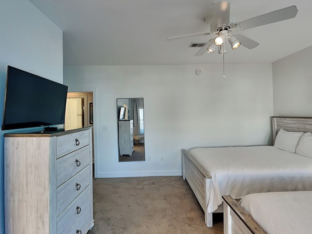 Pavilion Palms #103b