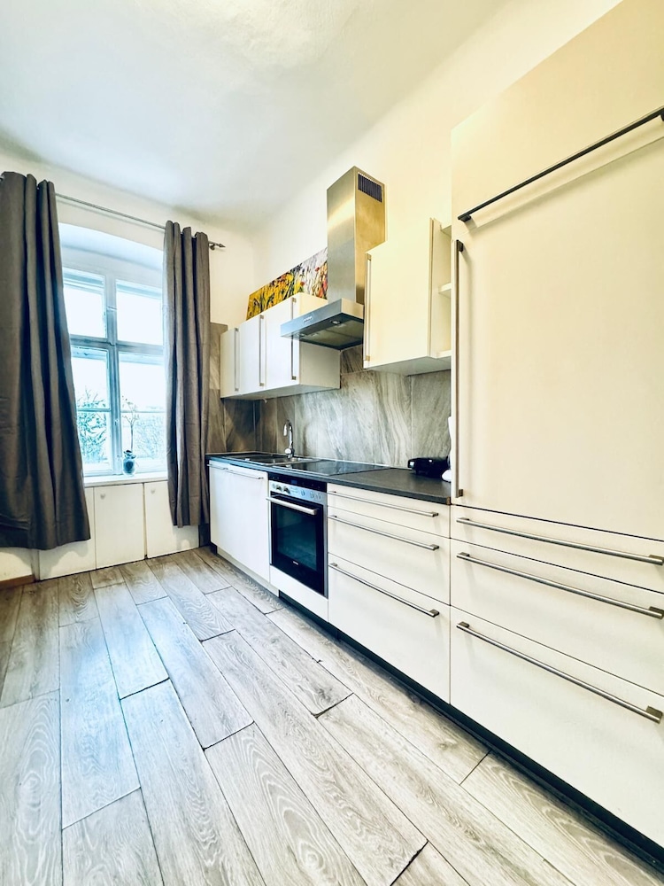 Affordable 4BR Near Stadthalle
