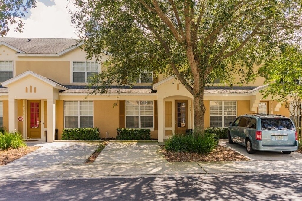 Neil's Windsor Hills Townhouse 3 Bedroom Townhouse by RedAwning - Image 1