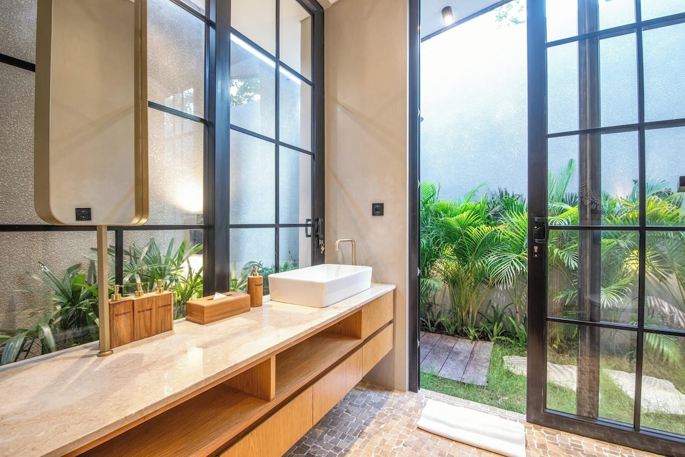 Stylish 5BR Boho Hideaway, 5 Minutes Bingin Beach