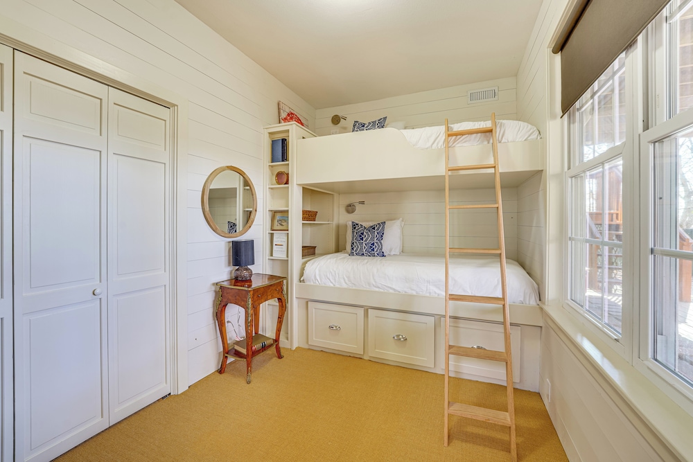 1 Mi to Dtwn Fayetteville: Home w/ Fenced Yard