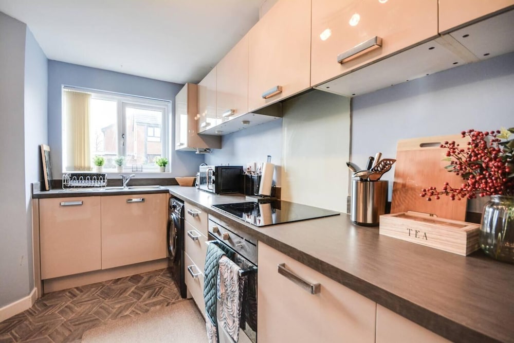 Runcorn - House - Sleeps 6 - Parking - Garden view 5