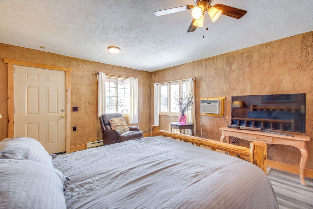 6 Mi to Chico Hot Springs: Villa w/ River Access