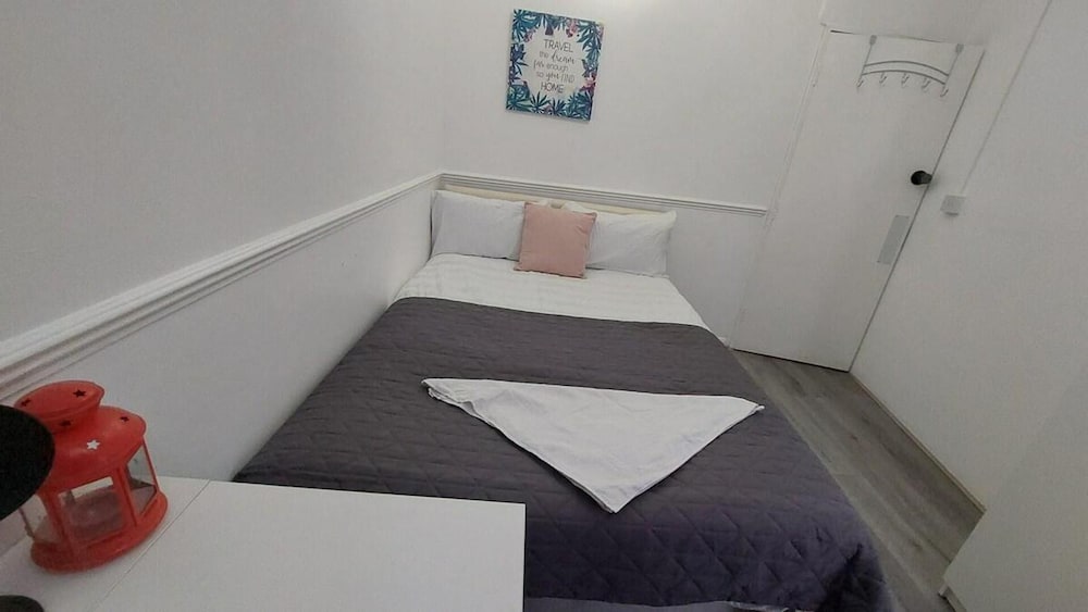 Private Rooms for 7 People With Bathroom