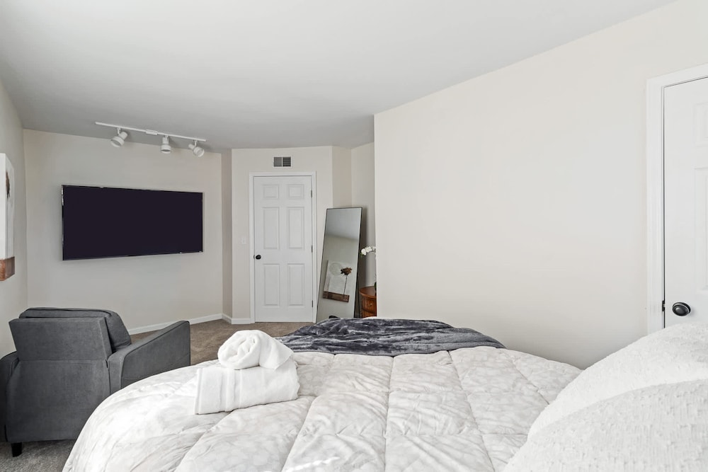 Renovated River Home Hot Tub Sauna Game Room