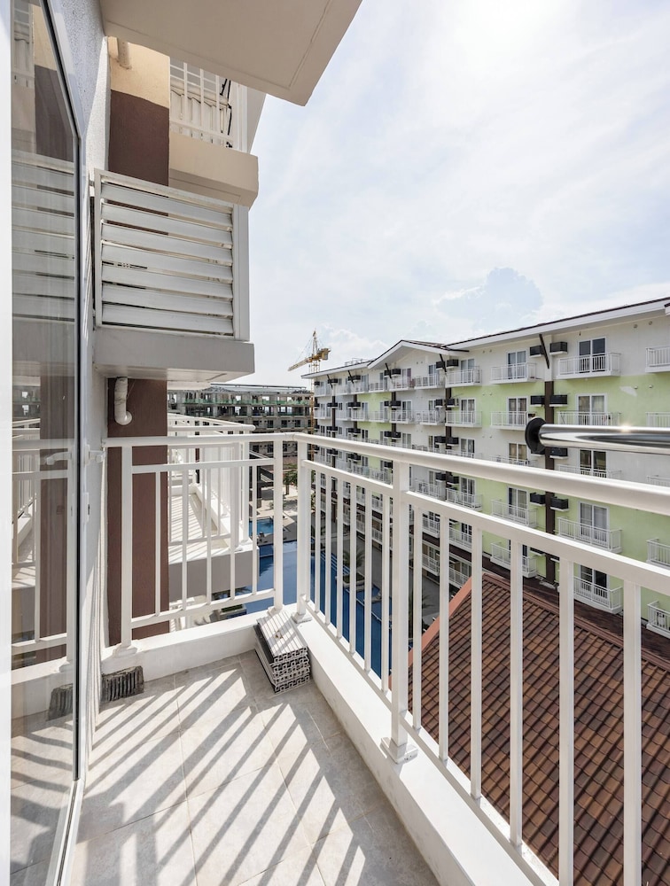 Stylish Condo 3-minutes to Airport, Poolview at Amani Grand Resort Residences