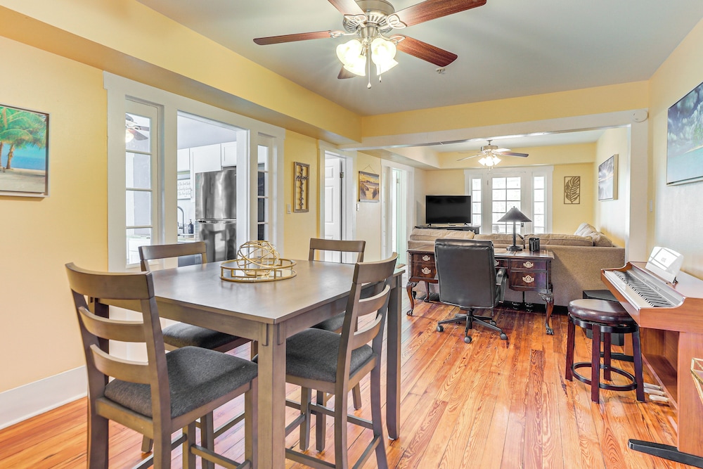 Walk to Manatee River: Palmetto Unit w/ Sunroom
