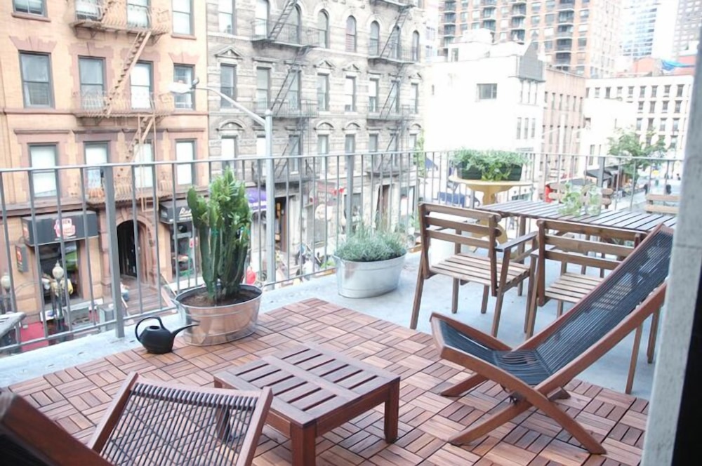Midtown East 1BR with Private Balcony DR 26
