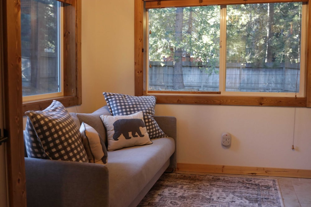 Westlake Cabin by Avantstay Hot Tub, Near Skiing, Walk to Restaurants & Lake!