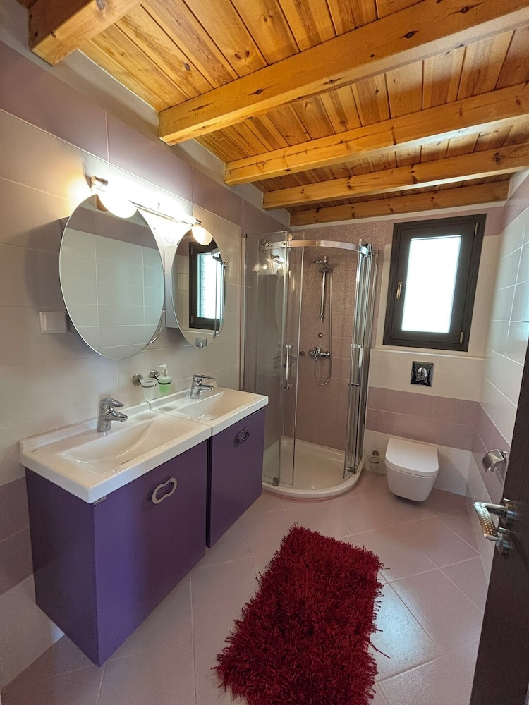 Smaragdine Blue Villa
