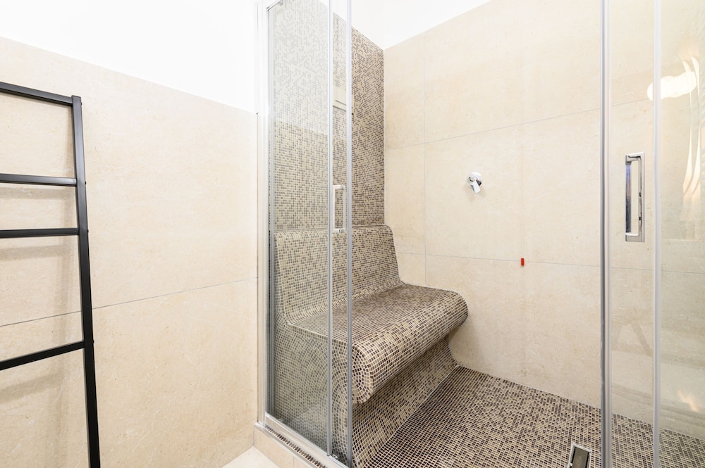 Into Mann in Naples With 5 Bedrooms and 5 Bathrooms