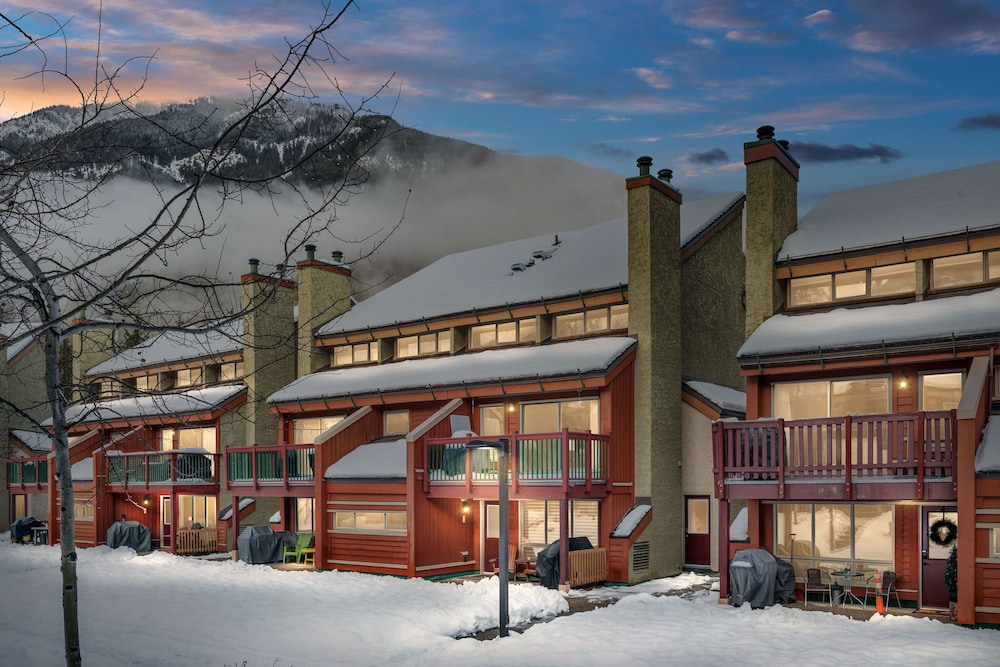 CENTRALLY Located 3-Br Home | TRUE Ski In/Out | FREE access to Pools & Hot Tubs - Image 1