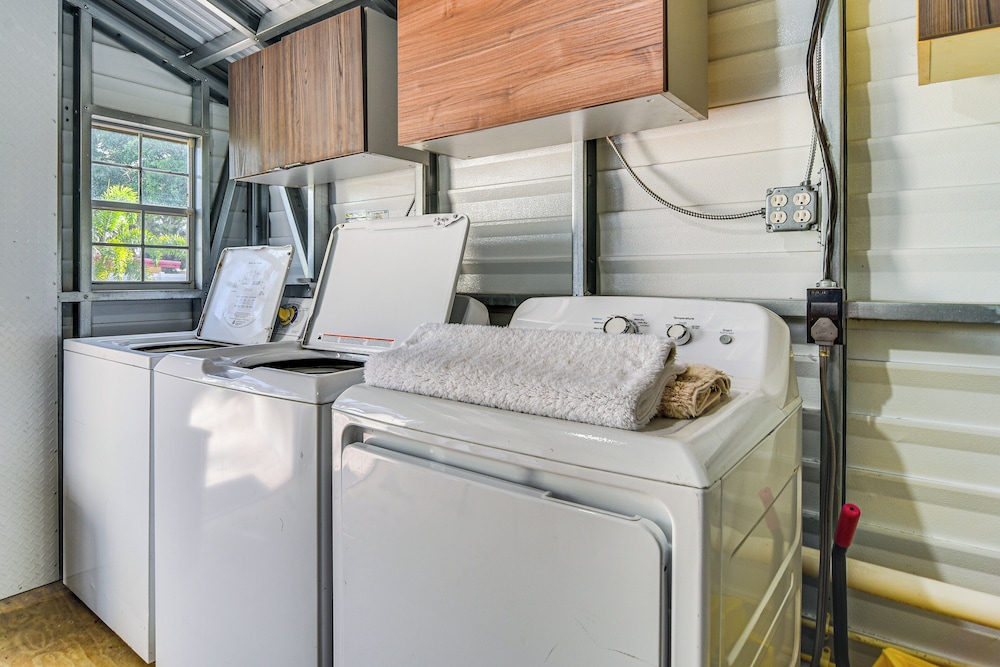 Hot Tub & Fenced Yard: Tranquil Home in Valrico!
