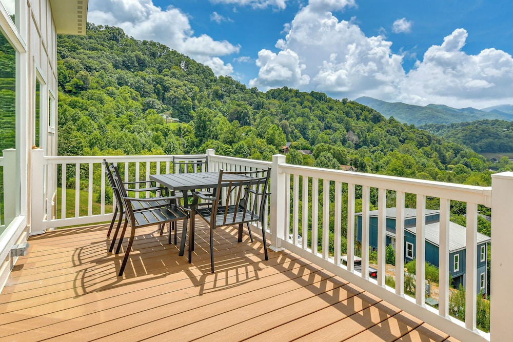 Hike & Ski: Mtn-view Retreat in Maggie Valley!