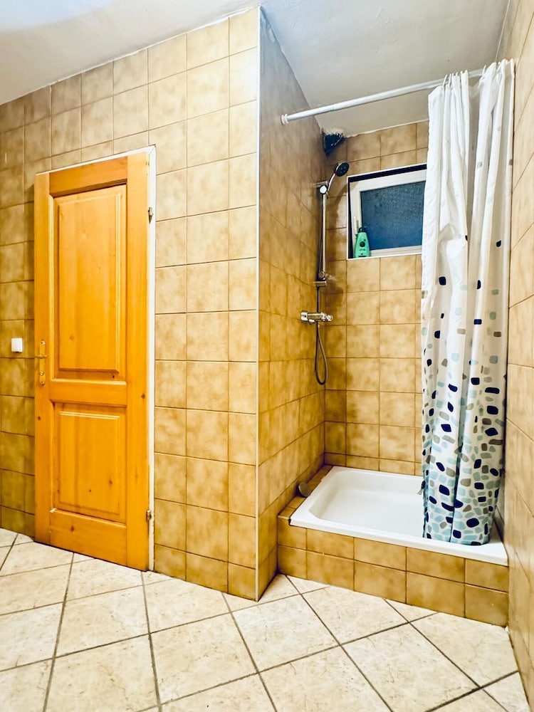 Spacious Home & Garden Free Parking