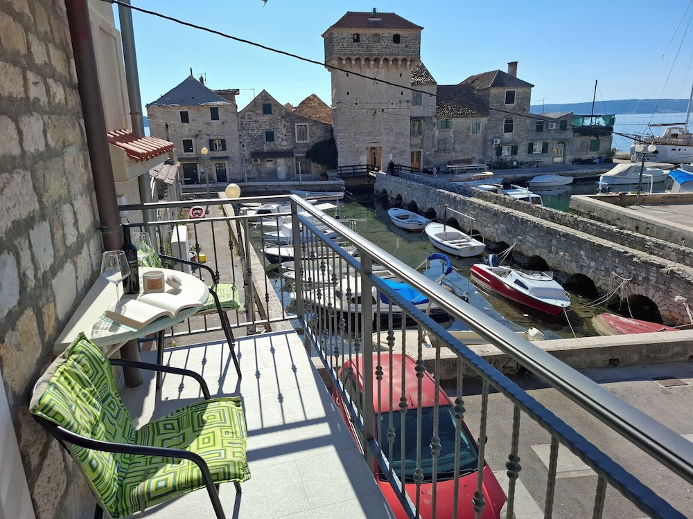 Apartments Kastilac with sea view