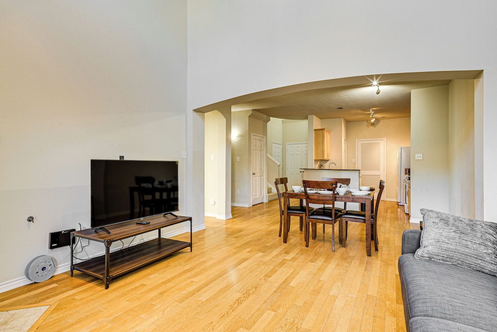 6 Mi to Texas A&m: Home w/ Pool Access