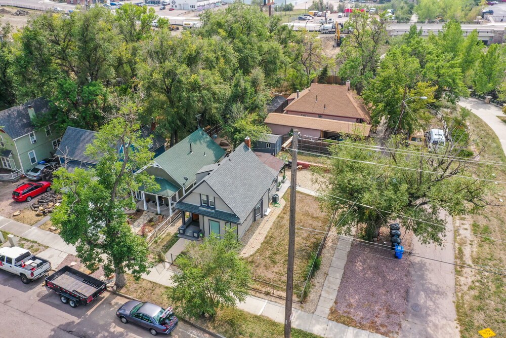 3BD Downtown Modern Victorian W/hot Tub, Park & Lake! view 5