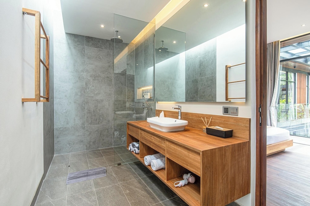 Elegant 6BR Canggu Villa Steps From the Ocean
