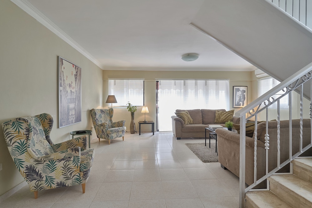 Penthouse in Evaristo Morales Sleeps 14