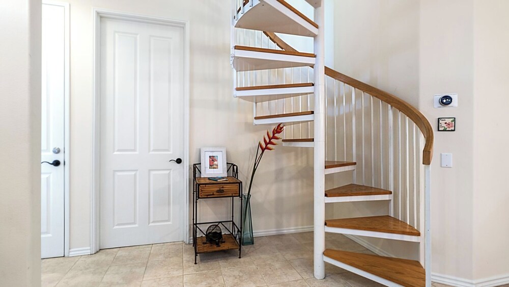 Top-floor Condo w/ Golf and Mountain Views - Pool, Gym, Wifi - Vrkcv