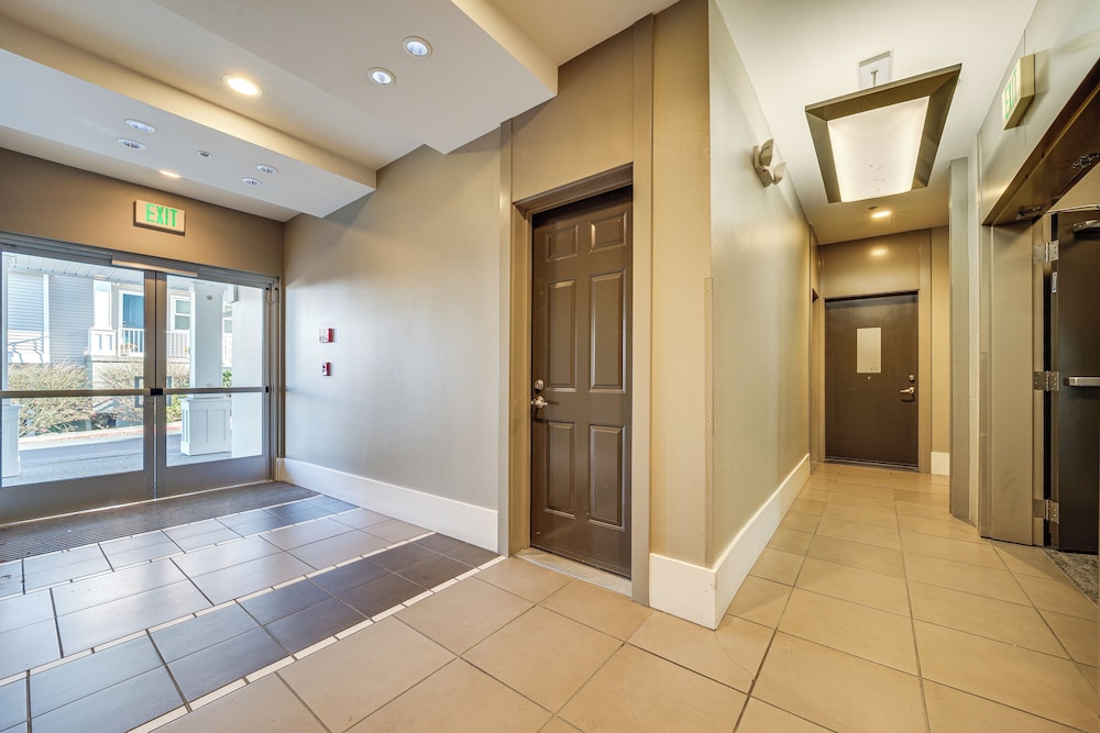 Condo 6 Mi to Lumen Field & Dtwn Seattle!