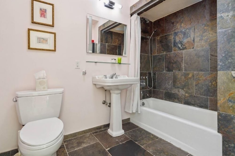 Surprisingly Unique 2br Urban Oasis W/ Sauna In Ny 2 Bedroom Home