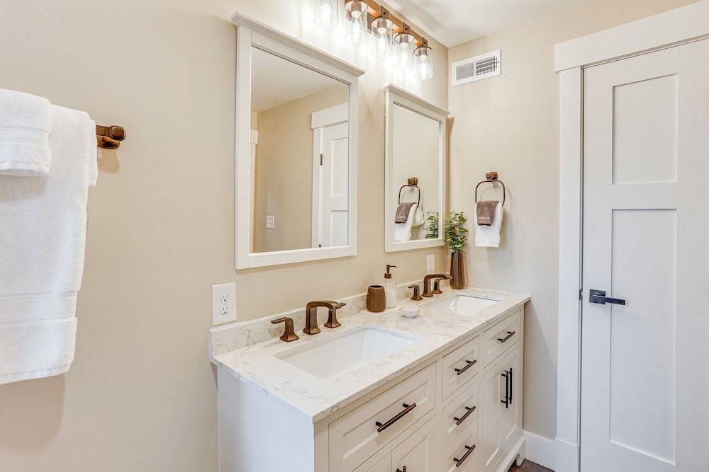 Family-friendly Townhome w/ Patio in Columbia!