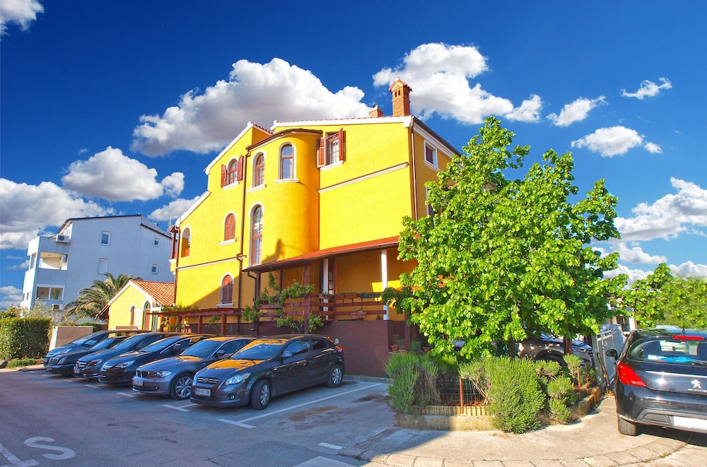 Apartment 397 view 4