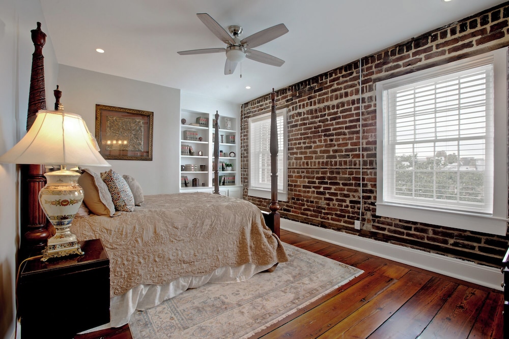 Newly Renovated 4 bed 3 bath & 2 Parking