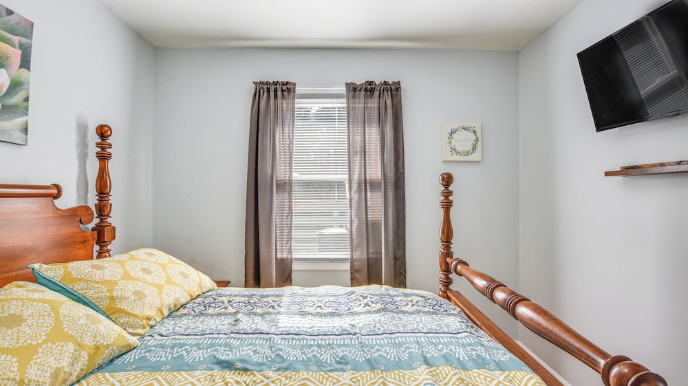 9 Mi to Downtown: Sanford Home w/ Hot Tub