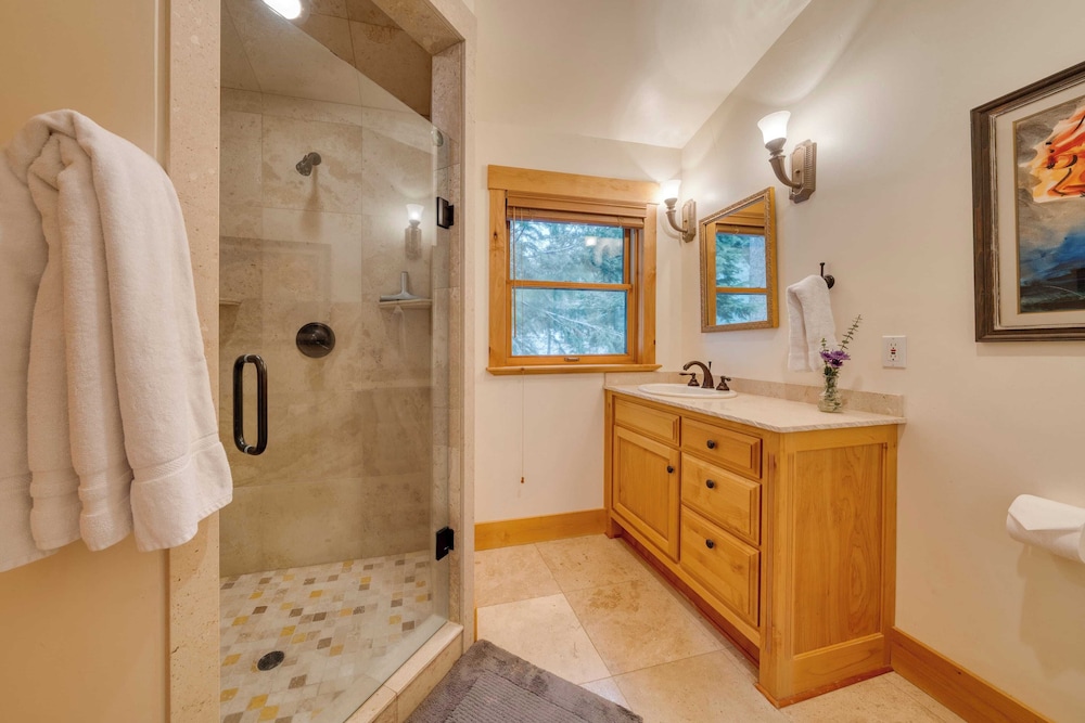 5 Mins to Ski Resort Ping Pong, Pool Table, Deck Donner Ridge by Avantstay
