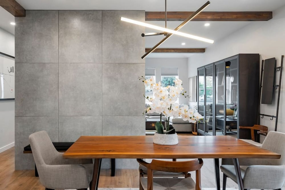 Mclean Stunning 3 Bdrm Reno - Few Blocks off Commercial - Image 4