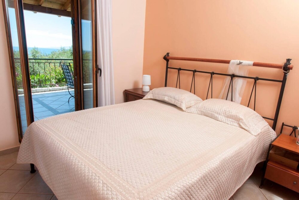 Spacious Villa Stunning Seaview - Perfect Location photo 3