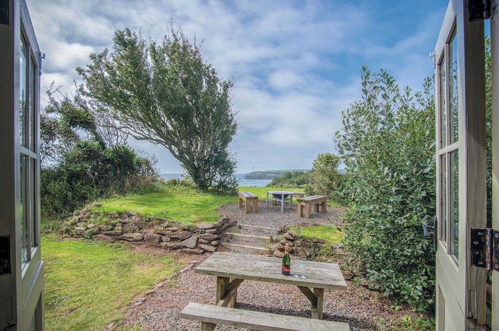 Haven View - 1 Bed Shepherds Hut - St Ishmael's