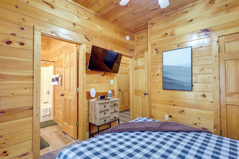 5 Mi to Dtwn: Cabin w/ Hot Tub in Pigeon Forge! view 2