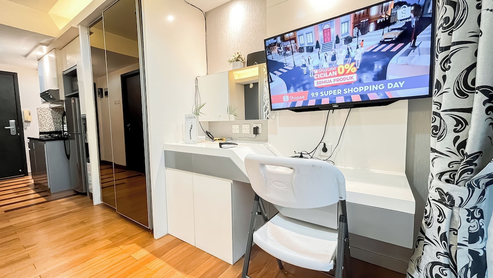 Good Location Studio At Apartment Tamansari The Hive Near Lrt Station