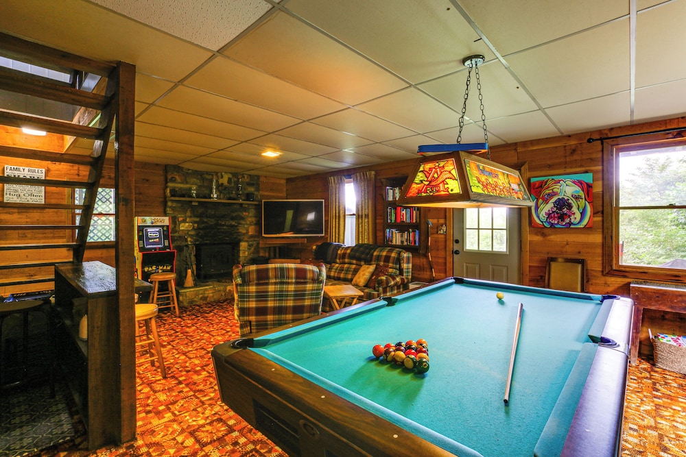 Deck, Fire Pit, Games: Family Escape Near Boone