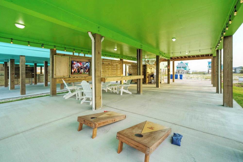 Sleeps 21, 2 Homes Private Pool, Patio Lounge w/ Fire Pit, Bar, TV, & Games