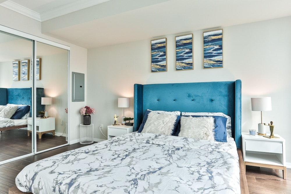 Lively Urban Condo in Old Toronto - Image 5