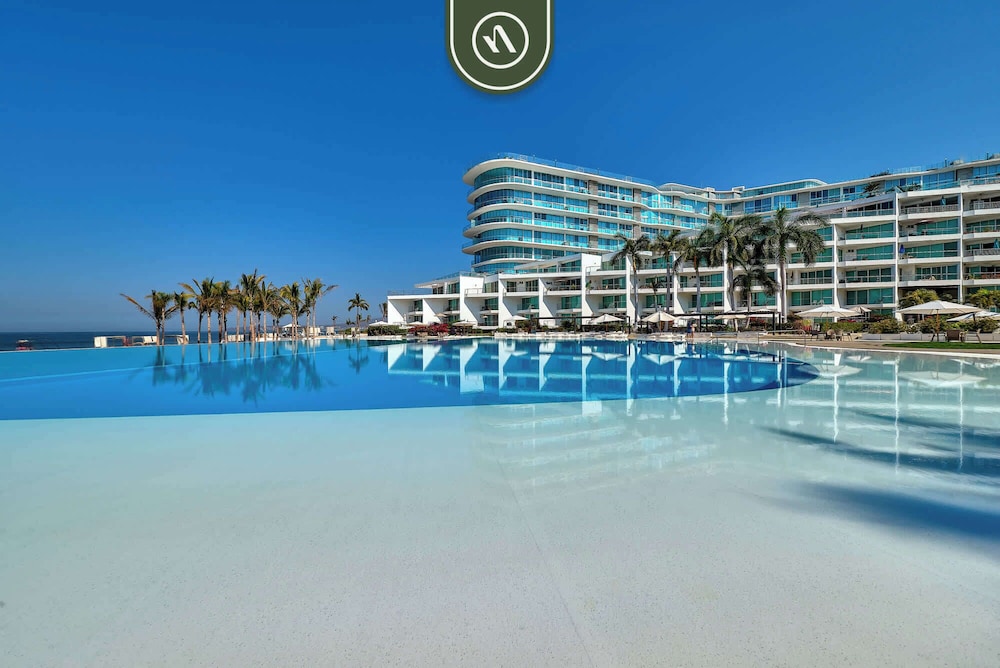 Beachfront 3BR Condo - Pool - Beach Club