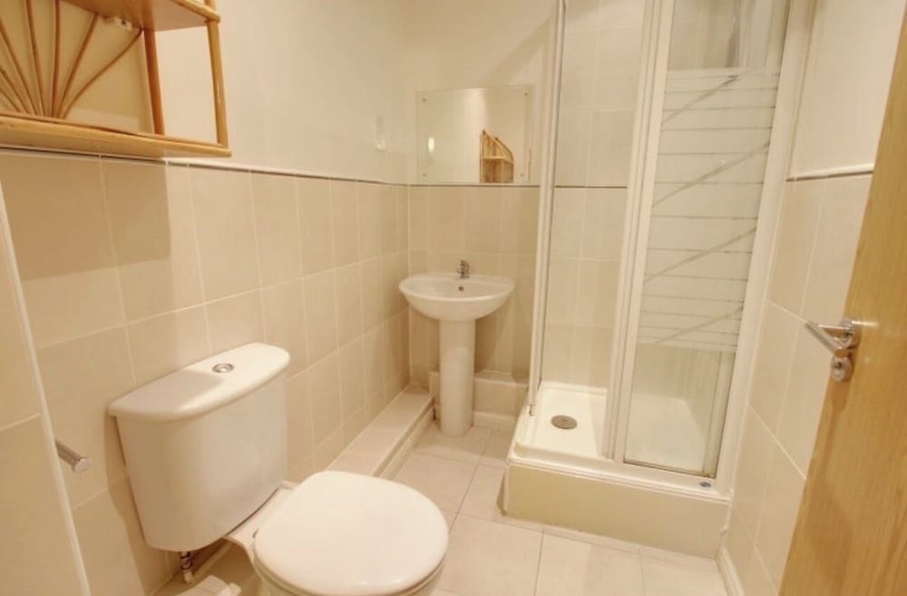 2 Double Bed Flat, En-suite, Top Floor, With Private Parking