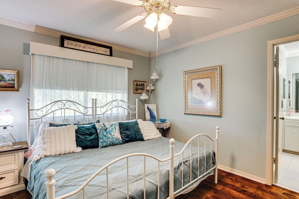 Spacious Madisonville Estate w/ Grill & Pond Views view 5