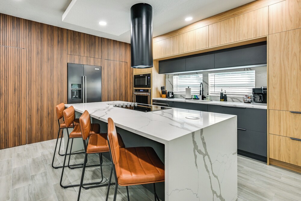 Modern Lakeland Golf Retreat w/ Putting Green