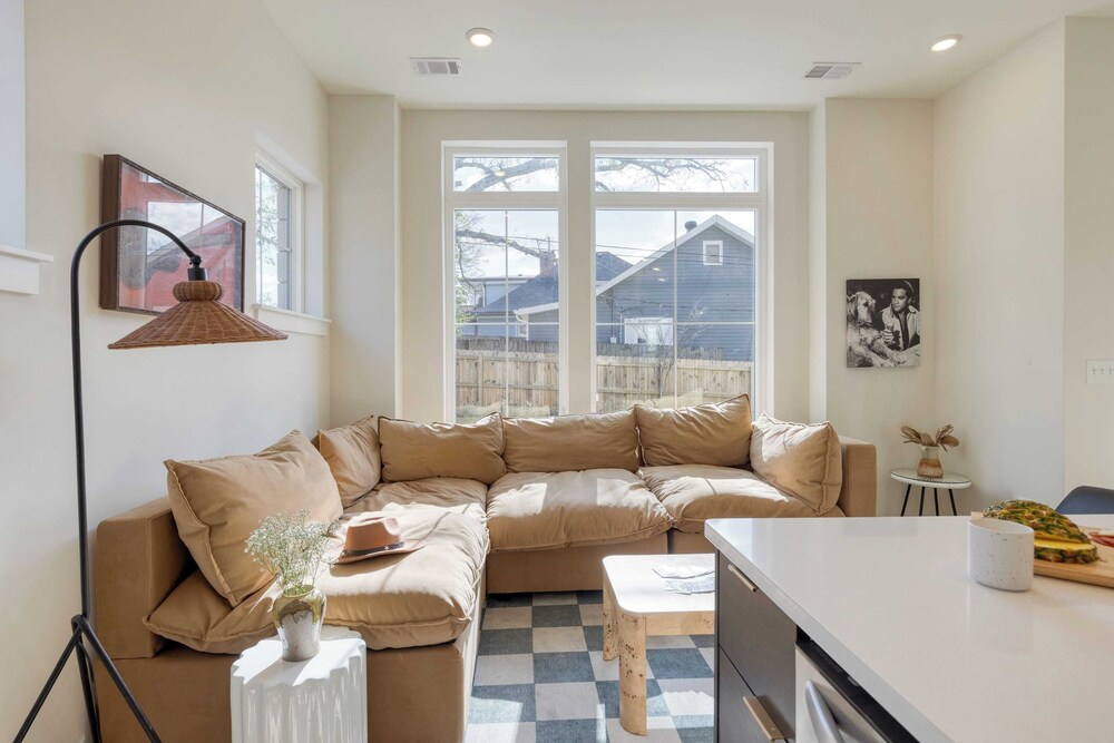Sleeps 24! 3 Modern 4bdr Townhomes w/ Covered Patios Nashville Group Retreat