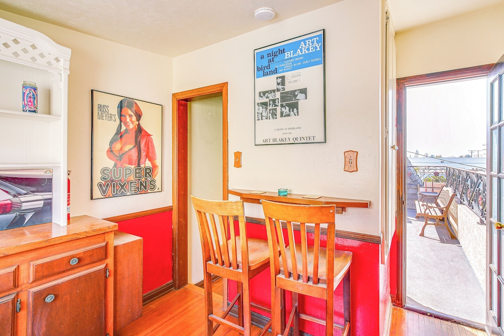 1 Mi to Ocean! Home w/ Rooftop Deck in Long Beach
