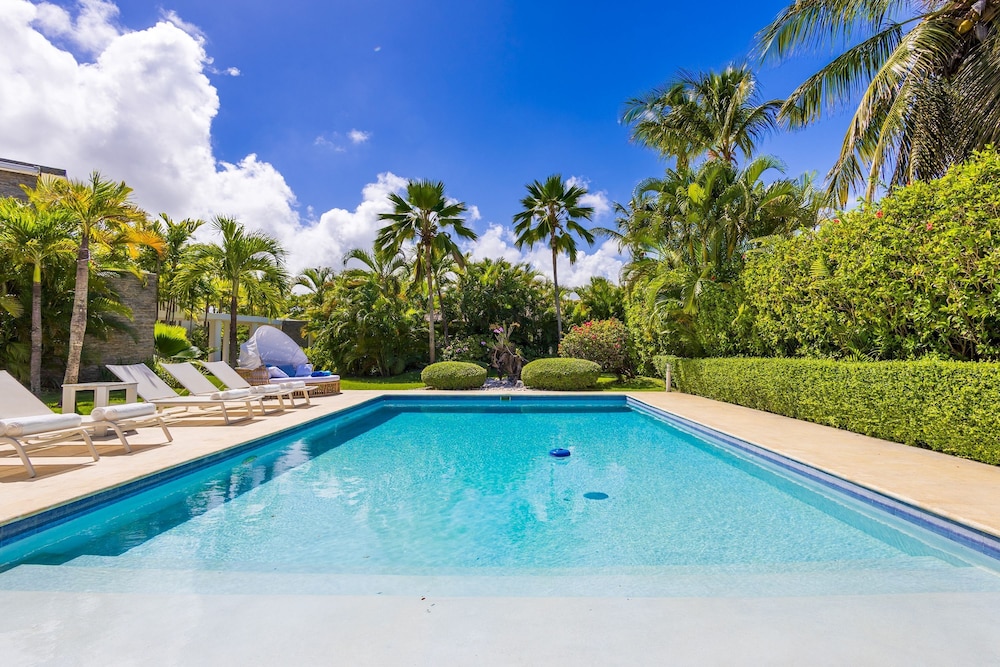 Villa Desiree 5BR Cocotal Luxury Villa Pool Maid